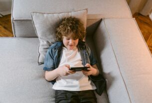 Bloomtown: A Different Story is Headed to Mobile